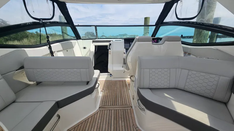 Slide: The Image of Sea Ray 320 SUNDANCER OB 2020 - 11