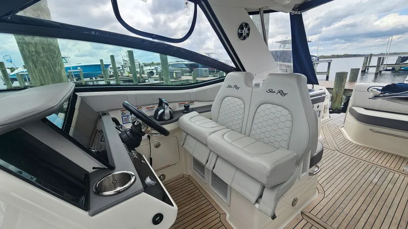 Slide: The Image of Sea Ray 320 SUNDANCER OB 2020 - 15