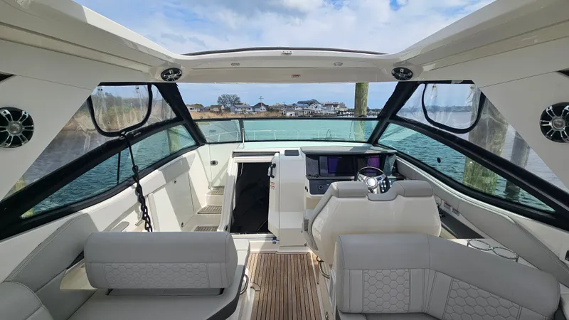 Slide: The Image of Sea Ray 320 SUNDANCER OB 2020 - 18