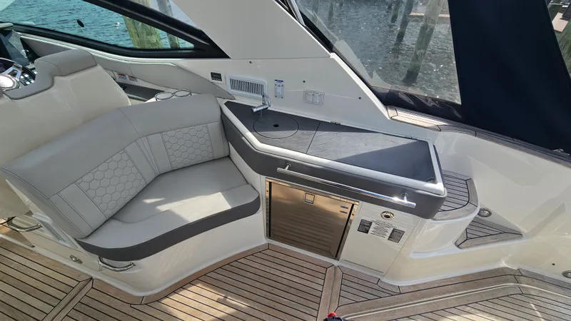 Slide: The Image of Sea Ray 320 SUNDANCER OB 2020 - 10