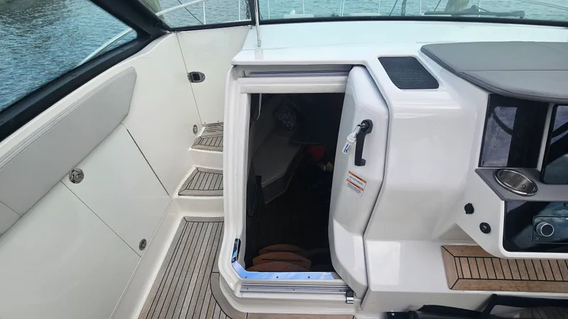 Slide: The Image of Sea Ray 320 SUNDANCER OB 2020 - 19