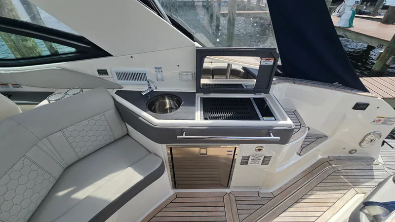 Slide: The Image of Sea Ray 320 SUNDANCER OB 2020 - 9