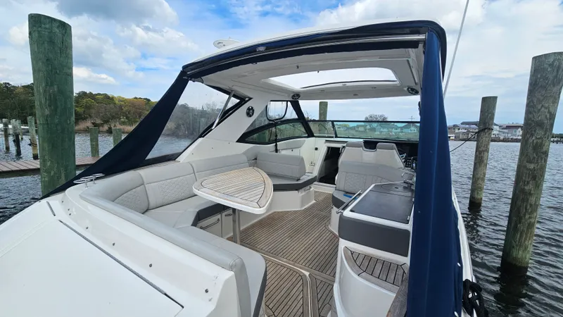 Slide: The Image of Sea Ray 320 SUNDANCER OB 2020 - 7
