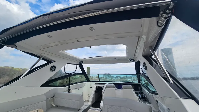 Slide: The Image of Sea Ray 320 SUNDANCER OB 2020 - 8