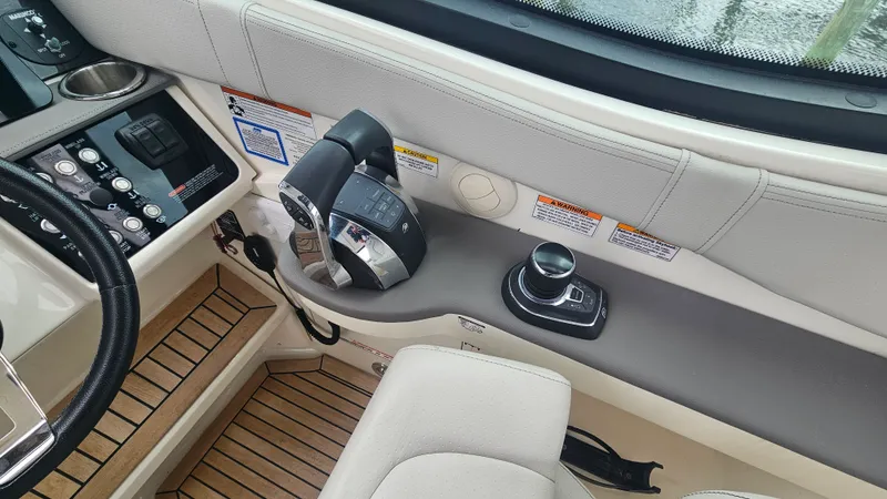 Slide: The Image of Sea Ray 320 SUNDANCER OB 2020 - 17
