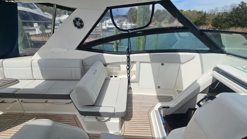 Slide: The Image of Sea Ray 320 SUNDANCER OB 2020 - 29