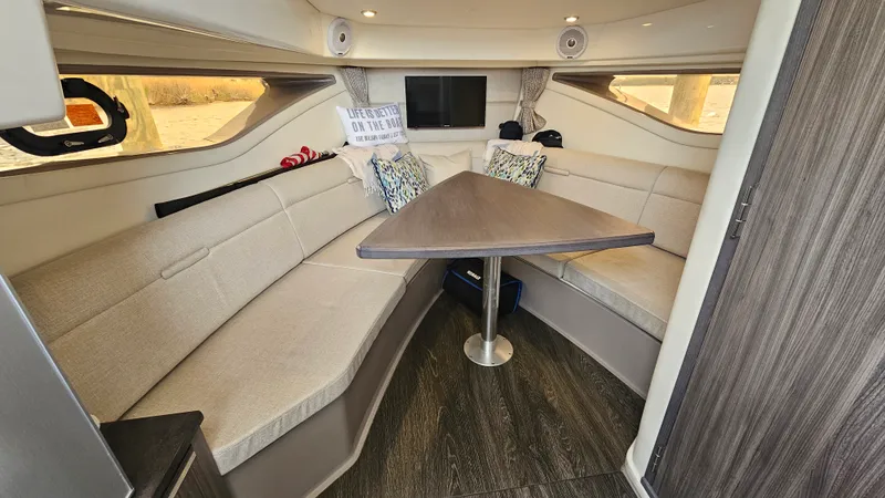Slide: The Image of Sea Ray 320 SUNDANCER OB 2020 - 22