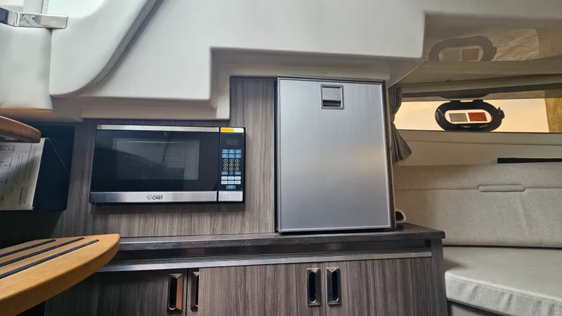 Slide: The Image of Sea Ray 320 SUNDANCER OB 2020 - 28