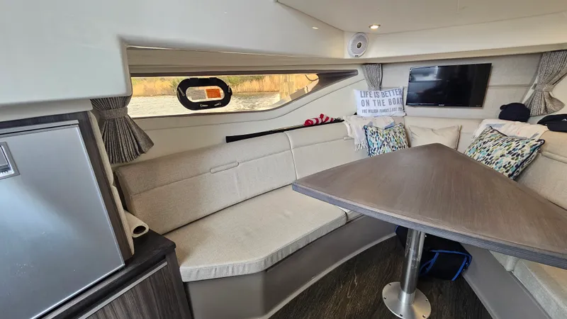 Slide: The Image of Sea Ray 320 SUNDANCER OB 2020 - 23