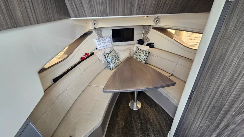 Slide: The Image of Sea Ray 320 SUNDANCER OB 2020 - 21