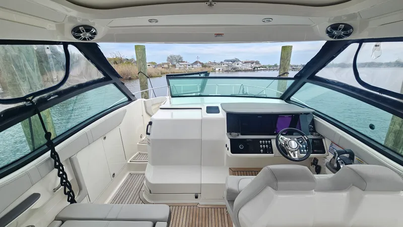 Slide: The Image of Sea Ray 320 SUNDANCER OB 2020 - 12