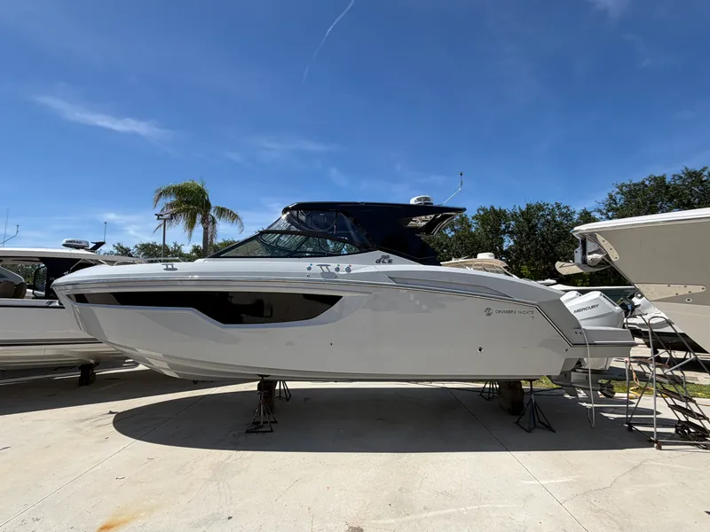 The Image of Cruisers 38 GLS South Beach Outboard 2024 - 0