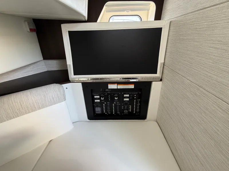 Slide: The Image of Cruisers 38 GLS South Beach Outboard 2024 - 35