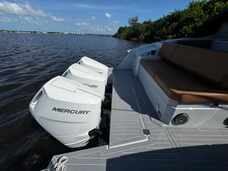 Slide: The Image of Cruisers 38 GLS South Beach Outboard 2024 - 14