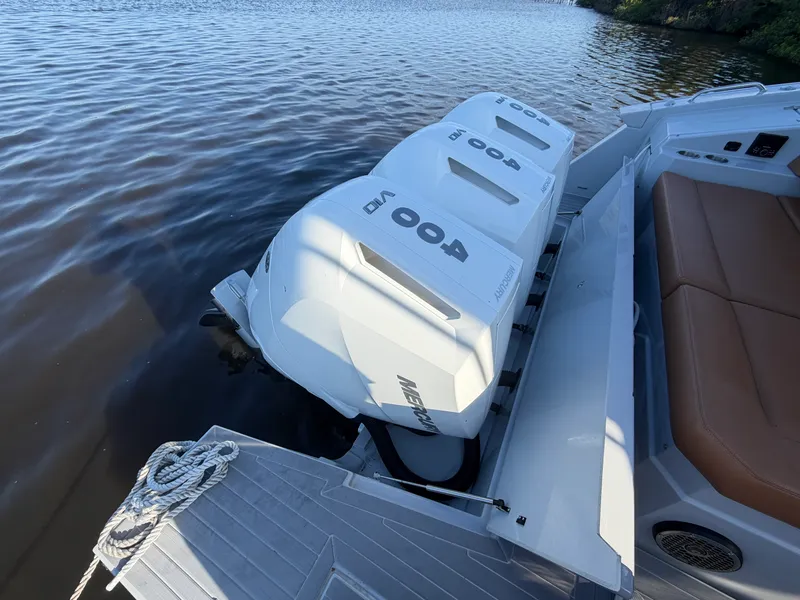 Slide: The Image of Cruisers 38 GLS South Beach Outboard 2024 - 15
