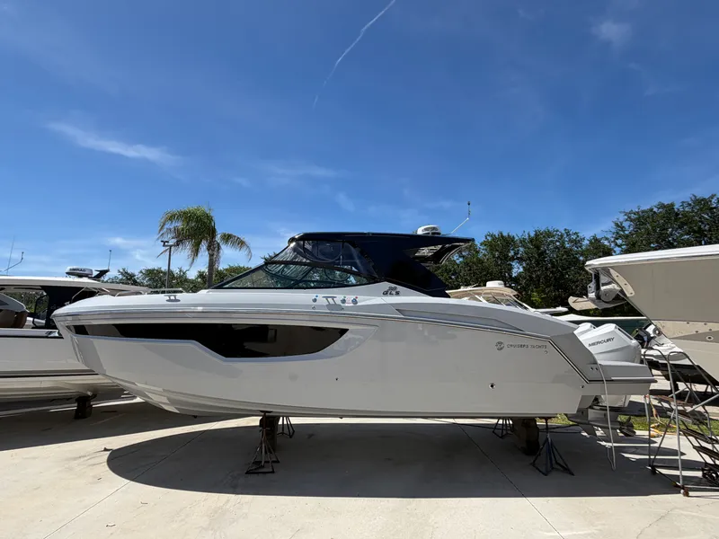 The Image of Cruisers 38 GLS South Beach Outboard 2024 - 1