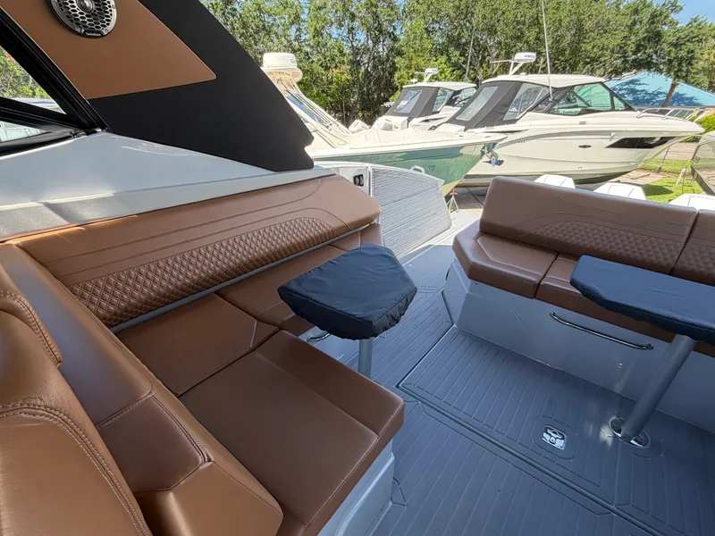 Slide: The Image of Cruisers 38 GLS South Beach Outboard 2024 - 10