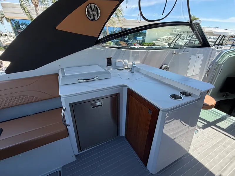 Slide: The Image of Cruisers 38 GLS South Beach Outboard 2024 - 11