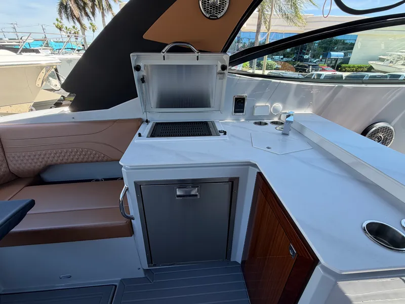 Slide: The Image of Cruisers 38 GLS South Beach Outboard 2024 - 12