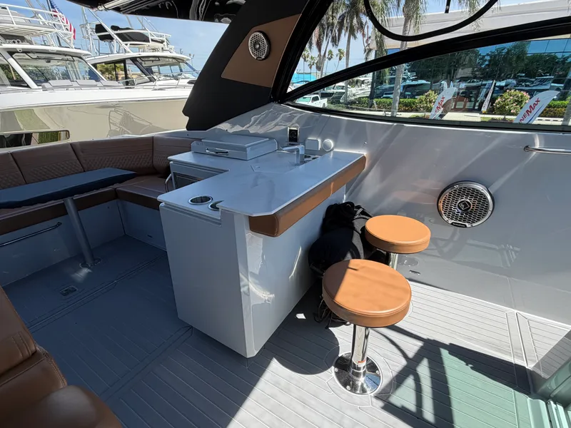 Slide: The Image of Cruisers 38 GLS South Beach Outboard 2024 - 13