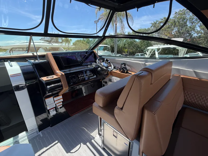 Slide: The Image of Cruisers 38 GLS South Beach Outboard 2024 - 15