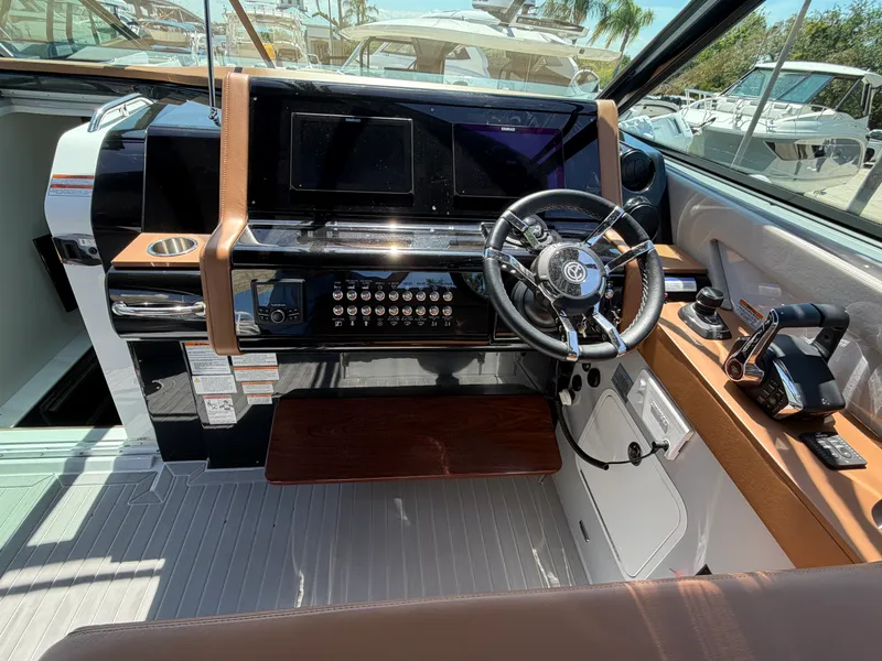 Slide: The Image of Cruisers 38 GLS South Beach Outboard 2024 - 16