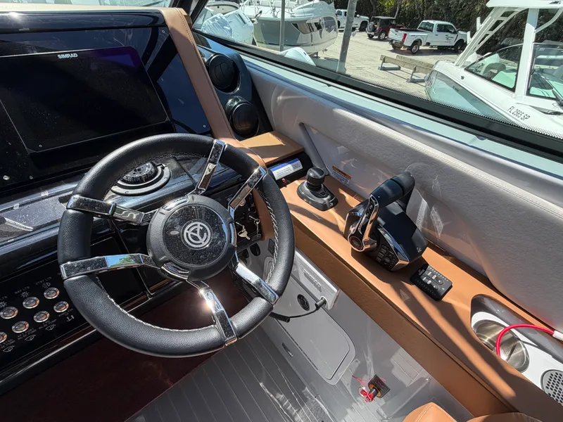 Slide: The Image of Cruisers 38 GLS South Beach Outboard 2024 - 17