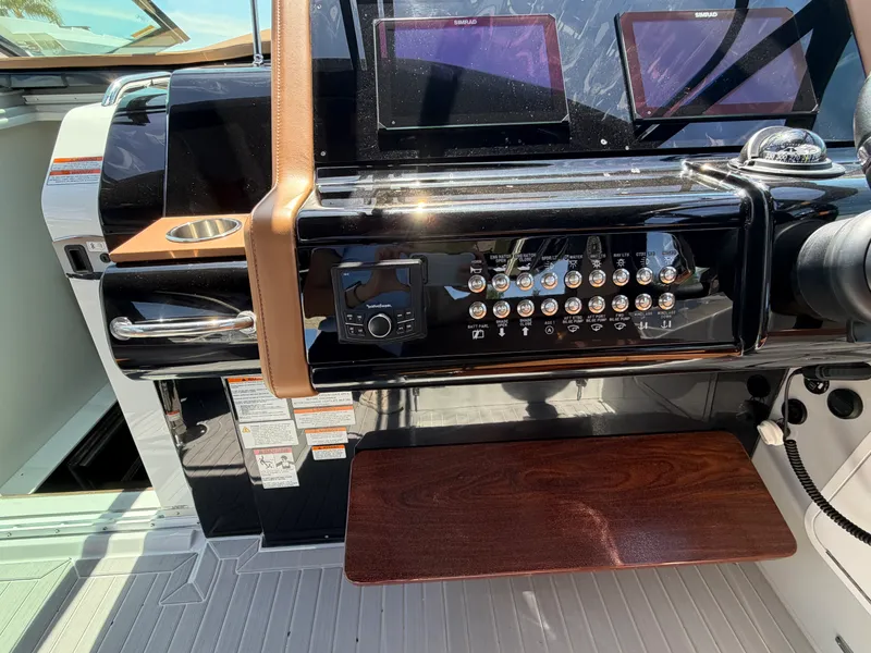 Slide: The Image of Cruisers 38 GLS South Beach Outboard 2024 - 18