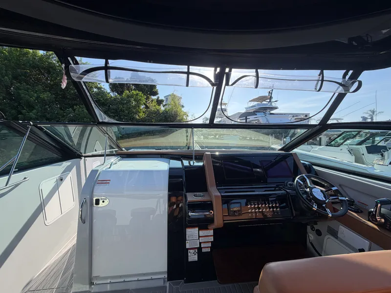 Slide: The Image of Cruisers 38 GLS South Beach Outboard 2024 - 23