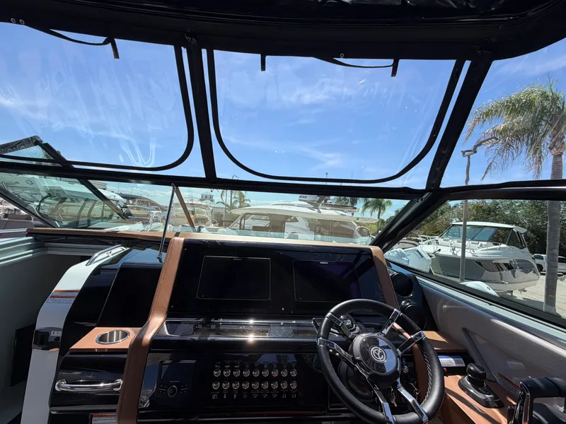 Slide: The Image of Cruisers 38 GLS South Beach Outboard 2024 - 19