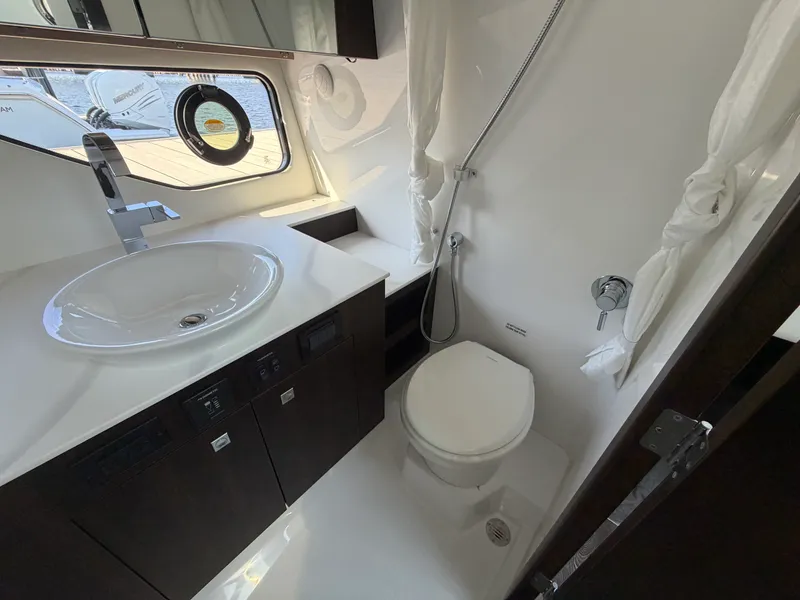 Slide: The Image of Cruisers 38 GLS South Beach Outboard 2024 - 39