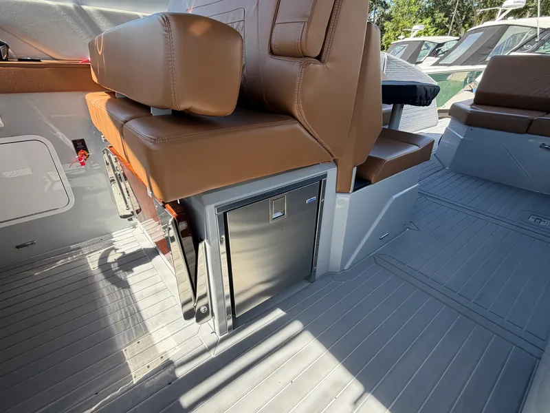 Slide: The Image of Cruisers 38 GLS South Beach Outboard 2024 - 20