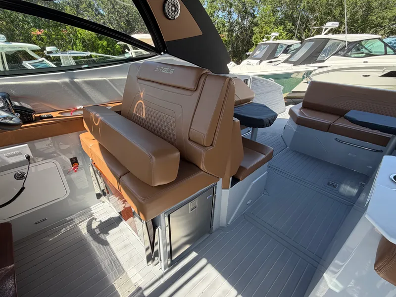 Slide: The Image of Cruisers 38 GLS South Beach Outboard 2024 - 21