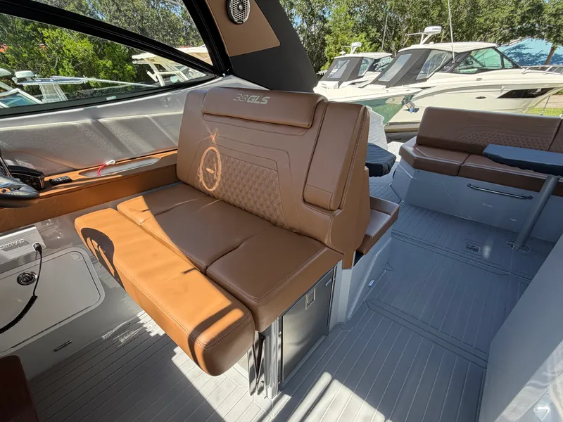 Slide: The Image of Cruisers 38 GLS South Beach Outboard 2024 - 22