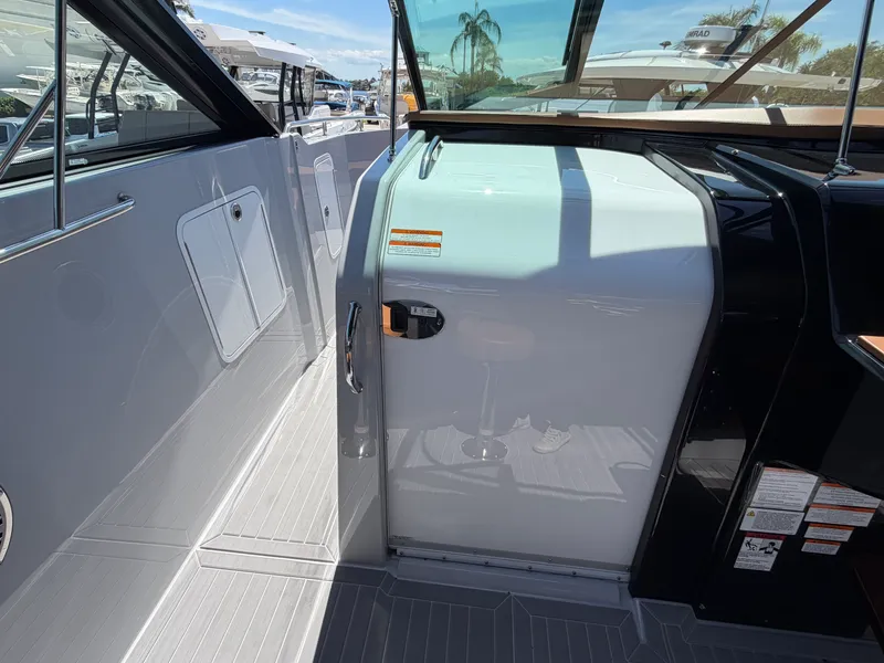Slide: The Image of Cruisers 38 GLS South Beach Outboard 2024 - 23
