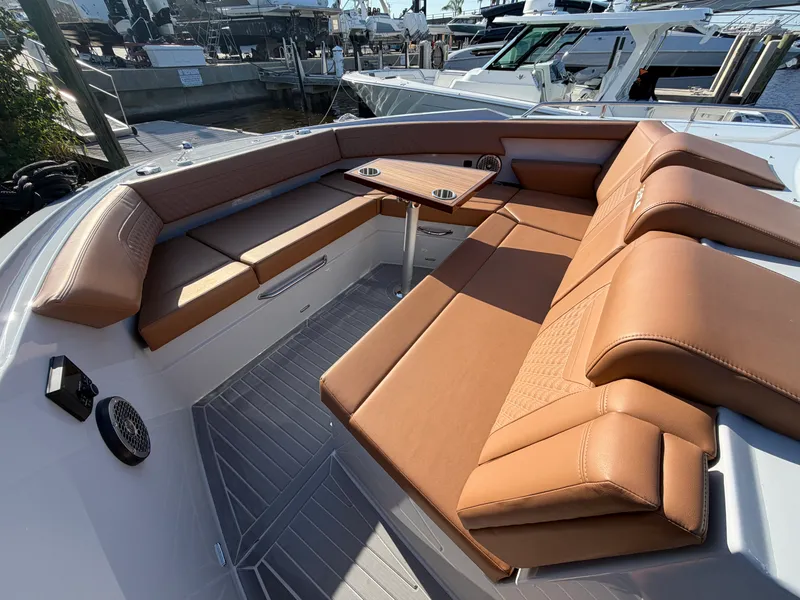 Slide: The Image of Cruisers 38 GLS South Beach Outboard 2024 - 42