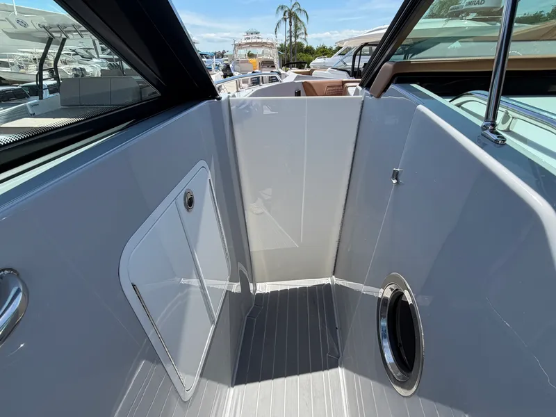 Slide: The Image of Cruisers 38 GLS South Beach Outboard 2024 - 26
