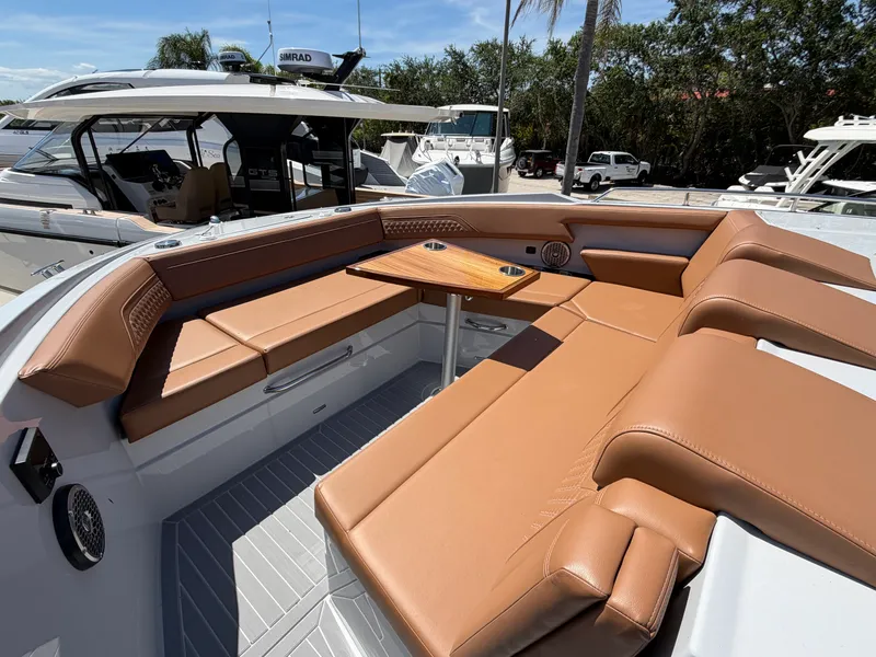 Slide: The Image of Cruisers 38 GLS South Beach Outboard 2024 - 27