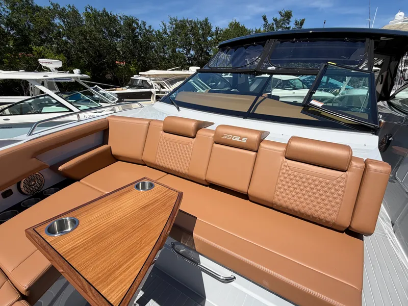 Slide: The Image of Cruisers 38 GLS South Beach Outboard 2024 - 28