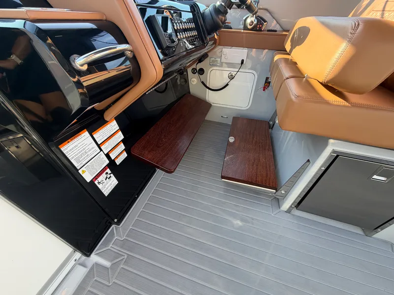 Slide: The Image of Cruisers 38 GLS South Beach Outboard 2024 - 30