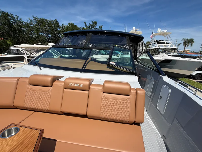 Slide: The Image of Cruisers 38 GLS South Beach Outboard 2024 - 29