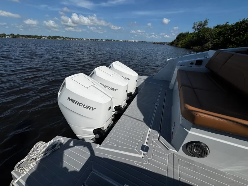 Slide: The Image of Cruisers 38 GLS South Beach Outboard 2024 - 13