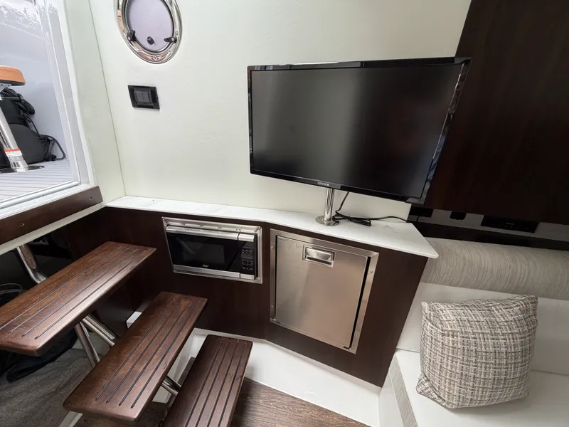Slide: The Image of Cruisers 38 GLS South Beach Outboard 2024 - 31