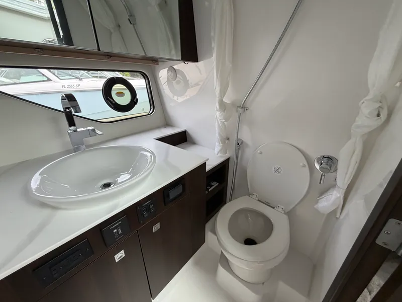 Slide: The Image of Cruisers 38 GLS South Beach Outboard 2024 - 35