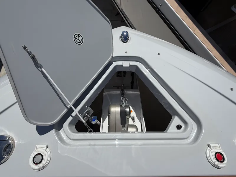 Slide: The Image of Cruisers 38 GLS South Beach Outboard 2024 - 37
