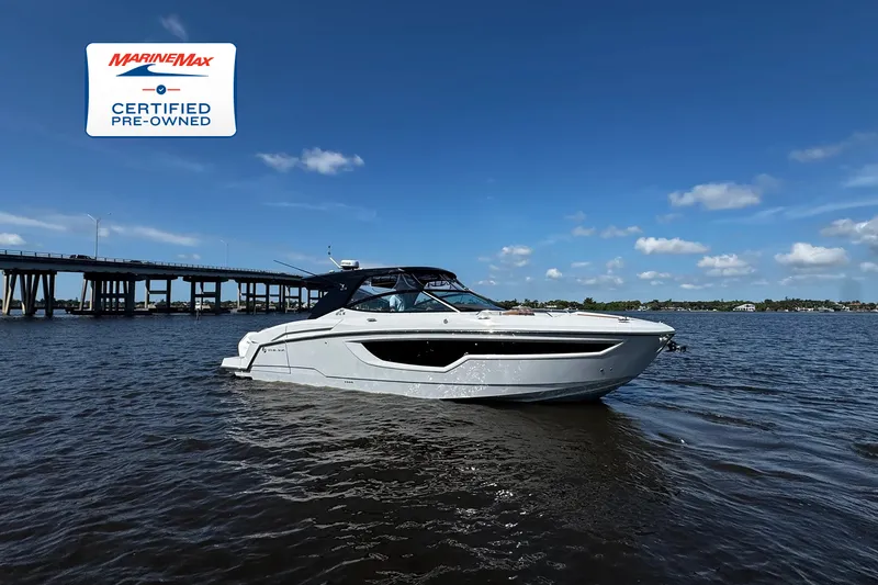 The Image of Cruisers 38 GLS South Beach Outboard 2024 - 0