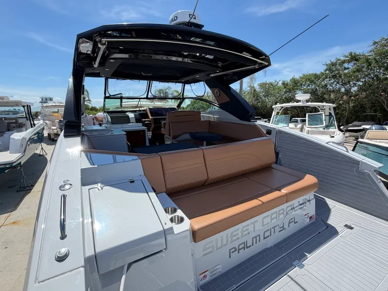 Slide: The Image of Cruisers 38 GLS South Beach Outboard 2024 - 4
