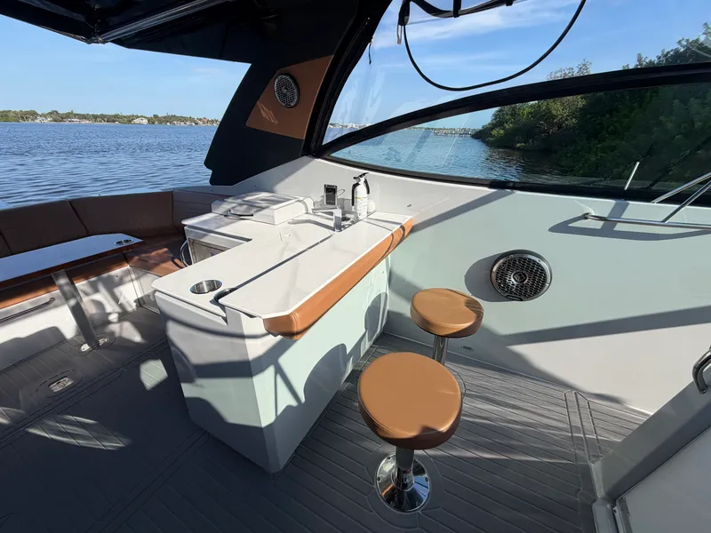 Slide: The Image of Cruisers 38 GLS South Beach Outboard 2024 - 21