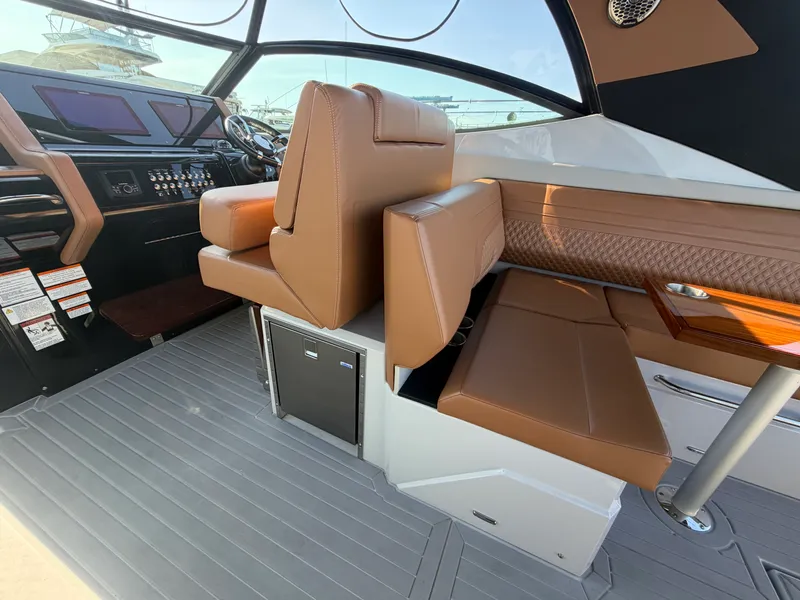 Slide: The Image of Cruisers 38 GLS South Beach Outboard 2024 - 22