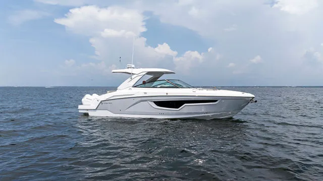 Slide: The Image of Cruisers 38 GLS South Beach Outboard 2024 - 41